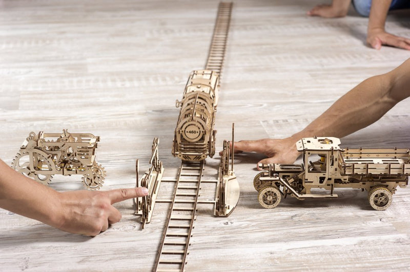 UGEARS LOCOMOTIVE AND RAILS